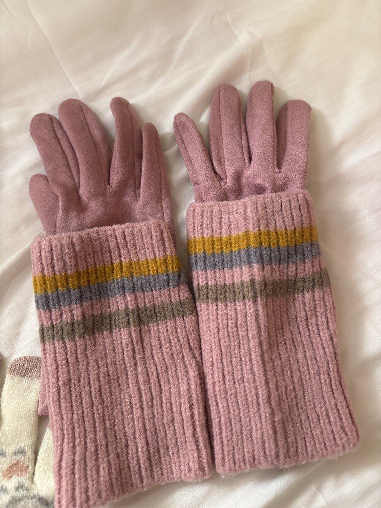Winter Gloves (Category: Gloves) located in Singapore. Submitted by itspheeebs (Listing ID 1463005608, Image 5). Description: Clearing winter gloves, take all at $10 + free postage all bought in Korea (Seoul / Busan).