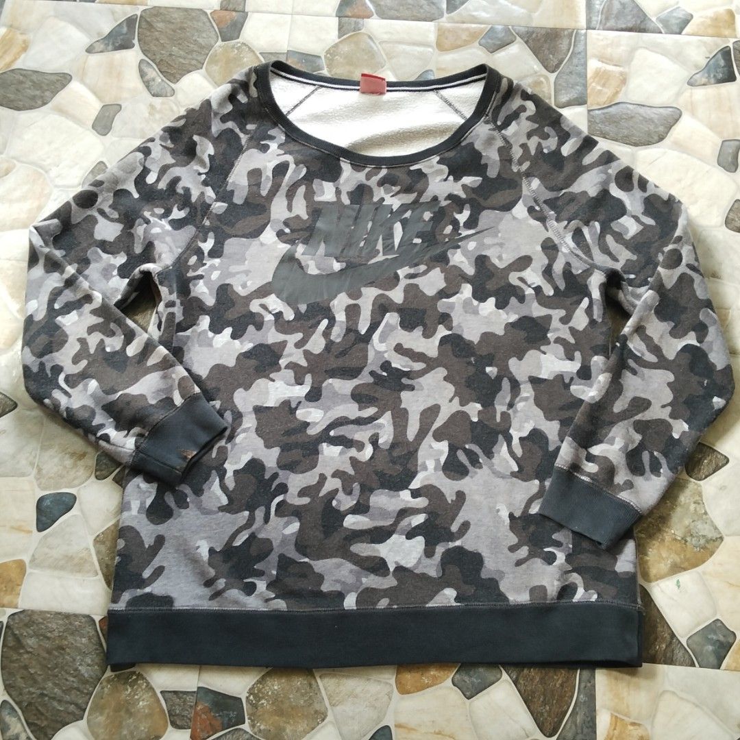 womens nike fleece sweatshirt (Category: Coats, Jackets and Outerwear) located in Aritao. Submitted by janjangarments (Listing ID 1462894933, Image 1). Description: size medium.