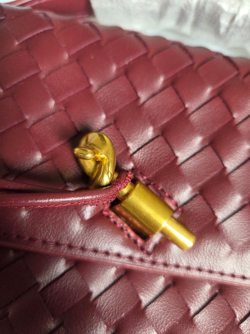 Woven Leather Clutch Bag with Gold Hardware (Category: Clutches) located in Bacolod City. Submitted by maraline (Listing ID 1462923164, Image 2). Description: Never been used, completely pristine. Some of the protective foam wraps are still intact on the handles/straps (as seen in photos). 📌 DETAILS: • Condition: 100% Brand New / Never Used • Material: Soft, high-quality premium vegan leather weave • Hardware: Sculptural gold-tone metal knot tog