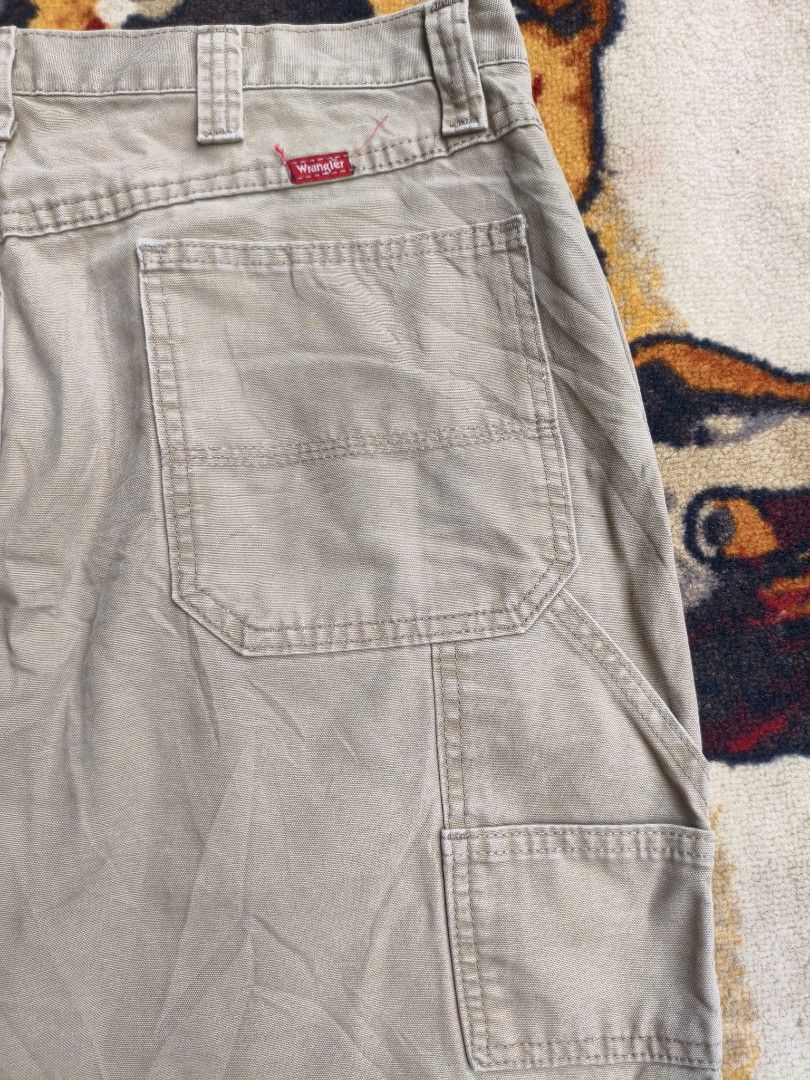 Wrangler Carpenter Shorts Khaki Men's Size (Category: Shorts) located in Davao. Submitted by simonandre53791 (Listing ID 1463048921, Image 2). Description: 350💵 Wrangler Carpenter Jorts Very good condition Issue: Paint stain sz 34 on tag W-34 L-21 LO-12 .