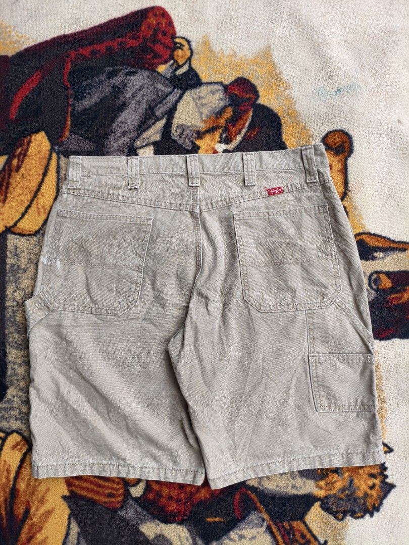 Wrangler Carpenter Shorts Khaki Men's Size (Category: Shorts) located in Davao. Submitted by simonandre53791 (Listing ID 1463048921, Image 1). Description: 350💵 Wrangler Carpenter Jorts Very good condition Issue: Paint stain sz 34 on tag W-34 L-21 LO-12 .