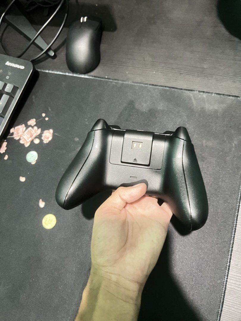 Xbox controller (Category: Controllers) located in Kuala Lumpur. Submitted by manep (Listing ID 1463065928, Image 2). Description: Xbox controller No drift stick Lt and rt just feel a lil bit sticky just put some lubricant and good to use No problem at all Got rechargeable battery No box.
