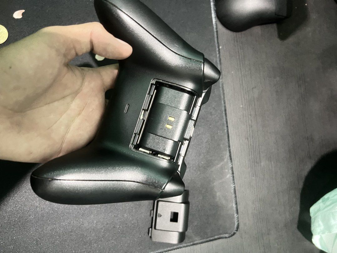 Xbox controller (Category: Controllers) located in Kuala Lumpur. Submitted by manep (Listing ID 1463065928, Image 3). Description: Xbox controller No drift stick Lt and rt just feel a lil bit sticky just put some lubricant and good to use No problem at all Got rechargeable battery No box.