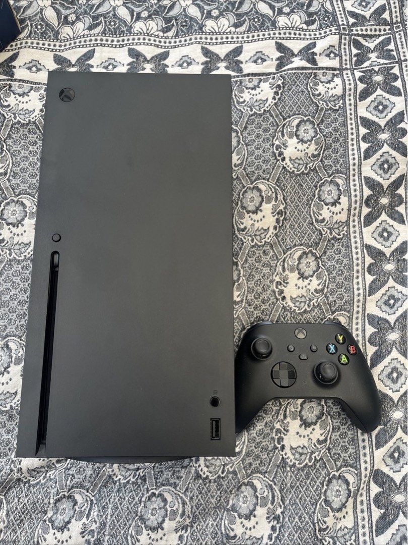 Xbox Series X 遊戲機連手掣 （分類：Xbox）位於 Hong Kong。 由 fatbooa 提交（商品編號 1463039972，圖片 1）。簡介： Xbox Series X 一套 手掣換左白色原裝行貨、有盒跟一粒充電 冇盒冇保，功能正常，冇燒機冇壞。。