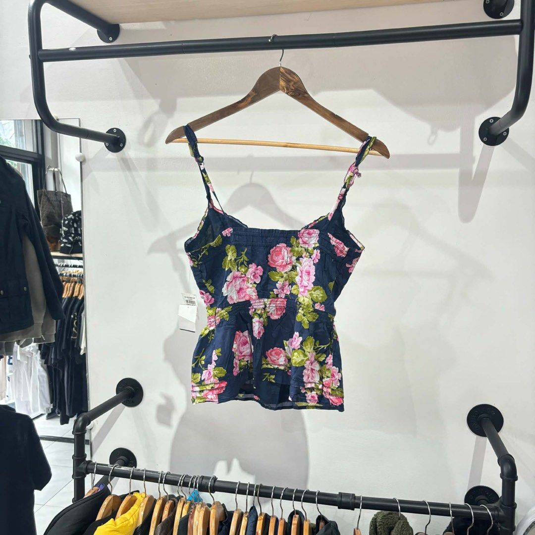 Y2k Abercombie & Fitch top (Category: Blouses) located in Bambang. Submitted by heats777 (Listing ID 1463087279, Image 3). Description: Excellent condition Size: Medium No issue.
