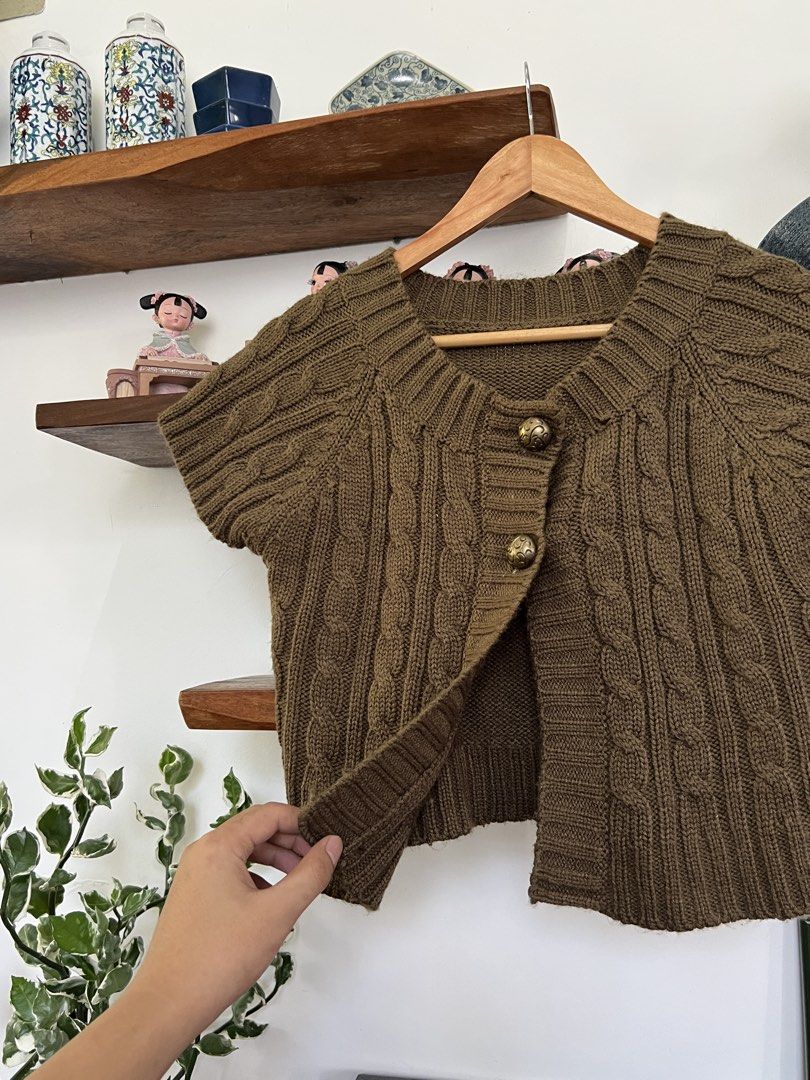 Y2K CABLE KNIT CARDIGAN (Category: Others Tops) located in Solano. Submitted by aljoners (Listing ID 1462929944, Image 3). Description: Size: FREE Width: 16 Length: 18 Color rate: 10/10 Condition: 10/10 Issue/s: None “Color may vary due to lighting”.