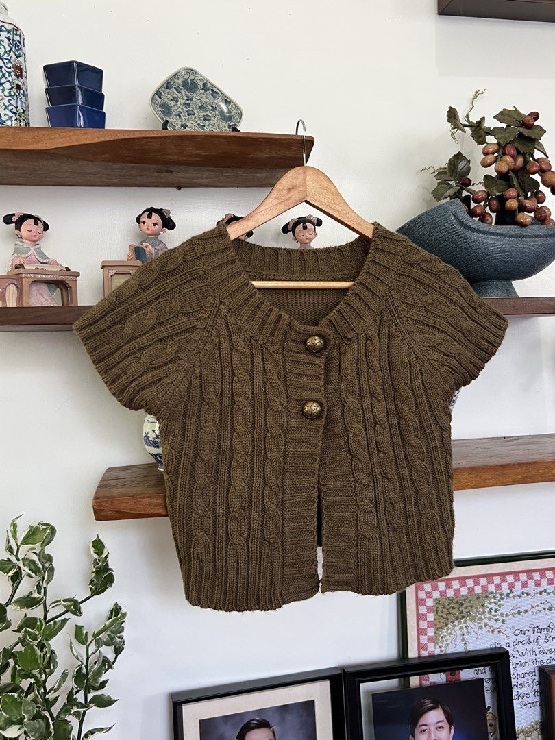 Y2K CABLE KNIT CARDIGAN (Category: Others Tops) located in Solano. Submitted by aljoners (Listing ID 1462929944, Image 2). Description: Size: FREE Width: 16 Length: 18 Color rate: 10/10 Condition: 10/10 Issue/s: None “Color may vary due to lighting”.