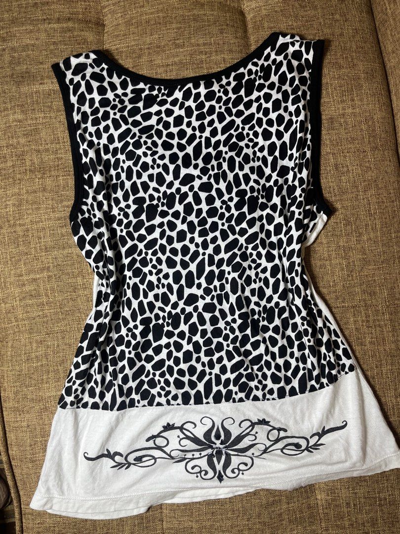 Y2k Embellished Sleeveless (Category: Sleeveless) located in Mexico. Submitted by drei_declutter (Listing ID 1462887476, Image 2). Description: - Krista Lee Sleeveless Top - Size: Medium (M) - Color: White with Black Trim - Design: Bold animal print on back and neckline - Embellishments: Rhinestones and beads on neckline - Front Detail: Dainty dotted lines - Back Hem: Decorative black print.