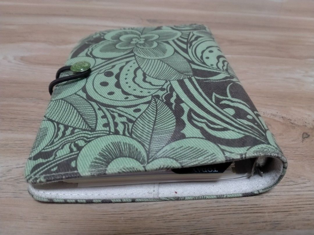 Y2K FILOFAX BOTANICAL PERSONAL ORGANIZER (Category: Accessory Holder, Box & Organizers) located in Cabuyao City. Submitted by Bike_Clothing10 (Listing ID 1462897678, Image 3). Description: READ FIRST.. FOR SALE: Y2K FILOFAX BOTANICAL PERSONAL ORGANIZER Brandnew Deadatock DIMES: 5.5X7.5 inches NOTE: Konting rust lang sq may lock PRICE: 850 + SF PICK UP OR SHIPPING ONLY LOCATION: Cabuyao Laguna -NO COD/COP- PM FOR INQUIRIES...