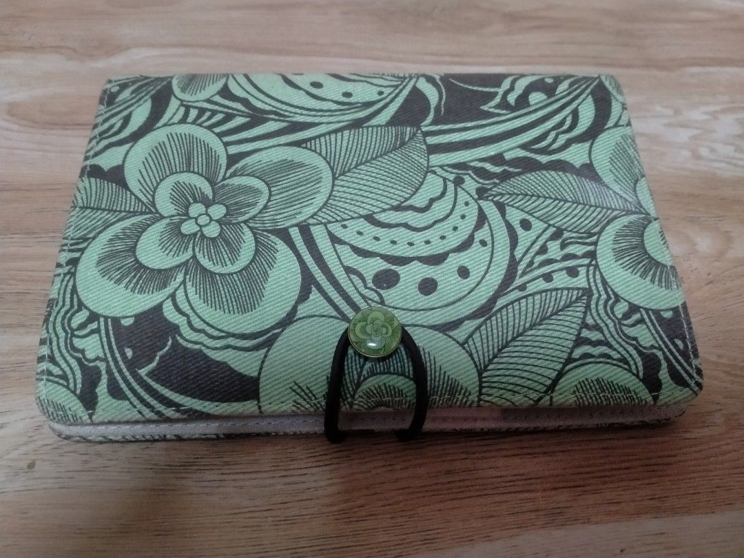 Y2K FILOFAX BOTANICAL PERSONAL ORGANIZER (Category: Accessory Holder, Box & Organizers) located in Cabuyao City. Submitted by Bike_Clothing10 (Listing ID 1462897678, Image 2). Description: READ FIRST.. FOR SALE: Y2K FILOFAX BOTANICAL PERSONAL ORGANIZER Brandnew Deadatock DIMES: 5.5X7.5 inches NOTE: Konting rust lang sq may lock PRICE: 850 + SF PICK UP OR SHIPPING ONLY LOCATION: Cabuyao Laguna -NO COD/COP- PM FOR INQUIRIES...