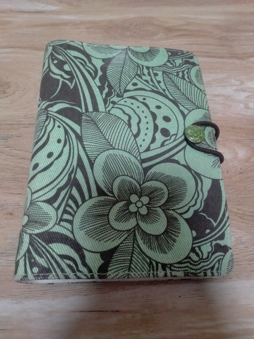 Y2K FILOFAX BOTANICAL PERSONAL ORGANIZER (Category: Accessory Holder, Box & Organizers) located in Cabuyao City. Submitted by Bike_Clothing10 (Listing ID 1462897678, Image 1). Description: READ FIRST.. FOR SALE: Y2K FILOFAX BOTANICAL PERSONAL ORGANIZER Brandnew Deadatock DIMES: 5.5X7.5 inches NOTE: Konting rust lang sq may lock PRICE: 850 + SF PICK UP OR SHIPPING ONLY LOCATION: Cabuyao Laguna -NO COD/COP- PM FOR INQUIRIES...