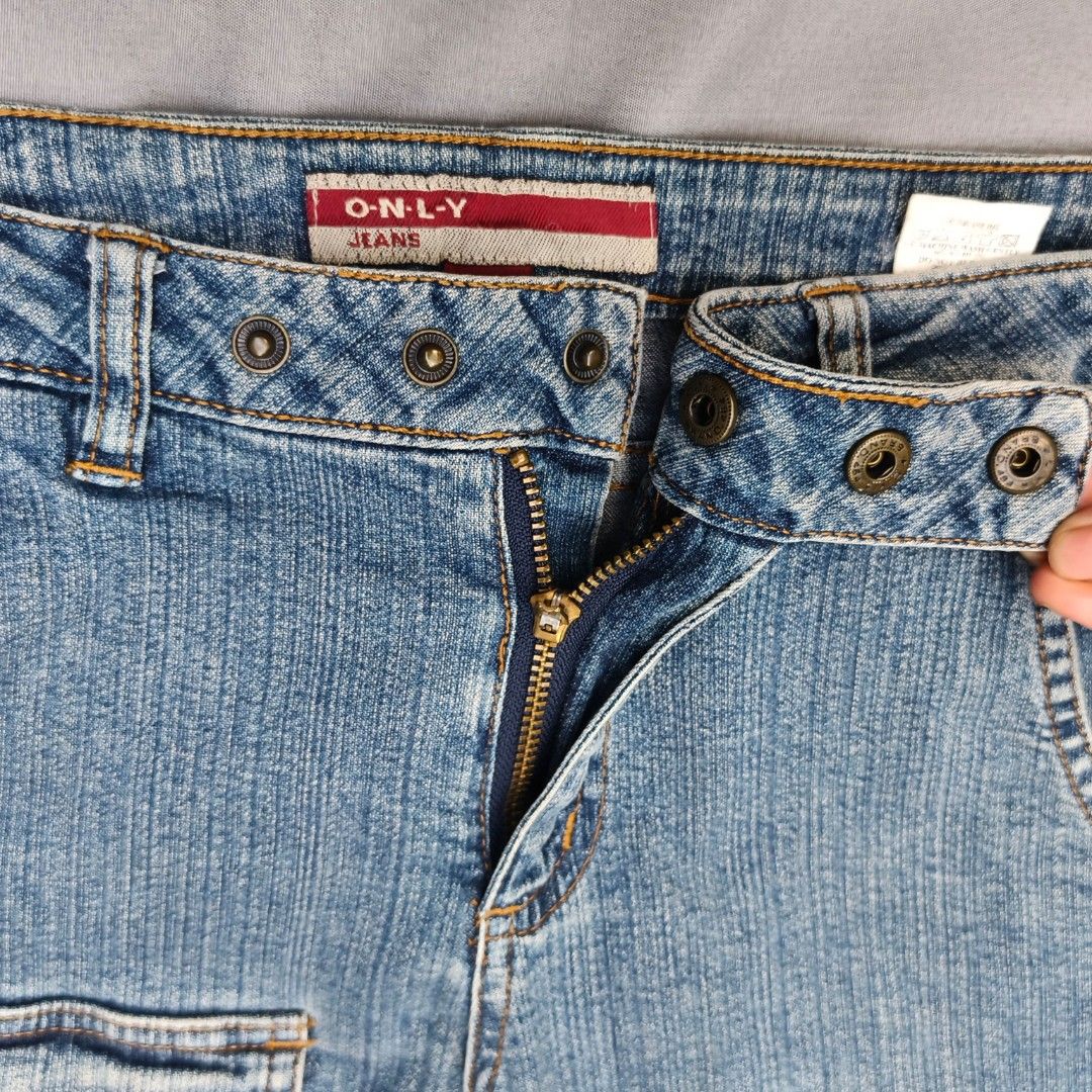 Y2K ONLY JEANS Medium Wash Cargo Flare Denim (Category: Jeans) located in Alfonso Lista (Potia). Submitted by ak_collection.03 (Listing ID 1463009391, Image 3). Description: Brand: ONLY Jeans Size: Small (Waist: 26" | Length: 41") Condition: Lightly used, excellent vintage condition Features & Style: Aesthetic: Y2K, streetwear, utility, and grunge fashion styles. Fit: Low-to-mid rise with a dramatic flared leg and unique paneled cuffs. Details: A