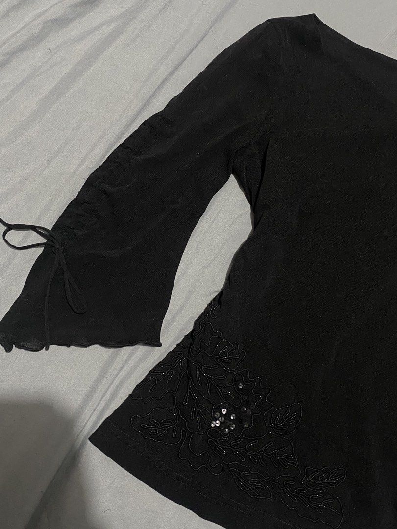 Y2K Sequenced Black Top (Category: Blouses) located in Taguig. Submitted by itgirlgarage (Listing ID 1462965216, Image 2). Description: Size: Medium - No issue - Color may vary due to lighting MOP💳: GCASH, GOTYME MOD📦: J&T Location📍:Taguig City, Metro Manila.
