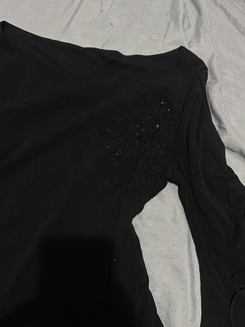 Y2K Sequenced Black Top (Category: Blouses) located in Taguig. Submitted by itgirlgarage (Listing ID 1462965216, Image 3). Description: Size: Medium - No issue - Color may vary due to lighting MOP💳: GCASH, GOTYME MOD📦: J&T Location📍:Taguig City, Metro Manila.
