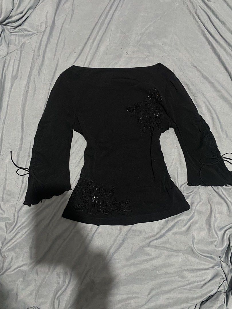 Y2K Sequenced Black Top (Category: Blouses) located in Taguig. Submitted by itgirlgarage (Listing ID 1462965216, Image 1). Description: Size: Medium - No issue - Color may vary due to lighting MOP💳: GCASH, GOTYME MOD📦: J&T Location📍:Taguig City, Metro Manila.
