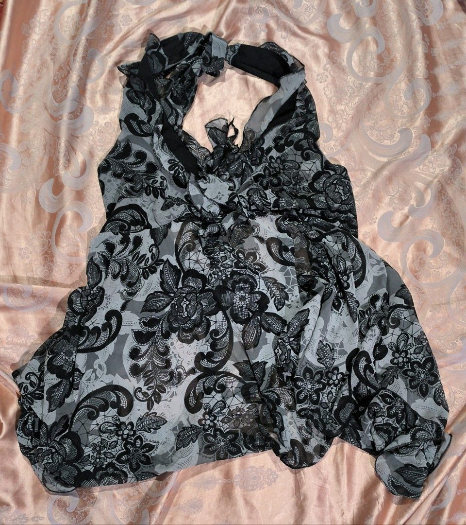 Y2K Vibes (Category: Others Tops) located in Manila. Submitted by luniyaspreloved (Listing ID 1463057118, Image 2). Description: .