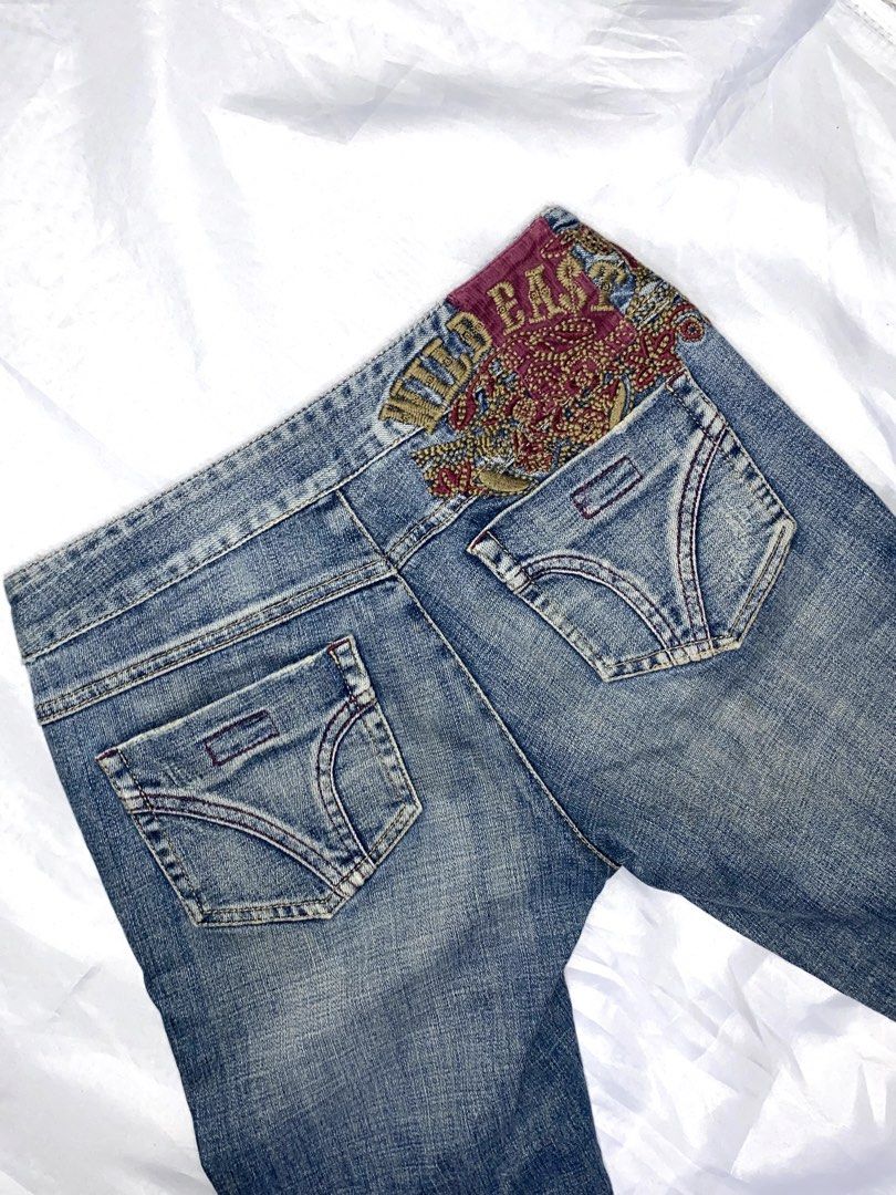 y2k wild east low rise jeans, flared (Category: Jeans) located in Santiago. Submitted by gouldielocksz (Listing ID 1462897775, Image 2). Description: the pants are from a niche Chinese fashion brand .