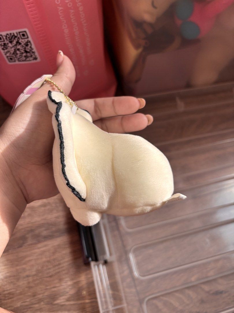 YELL Oyster Keychain (Category: Character Goods) located in Bulacan. Submitted by littletrinks (Listing ID 1462964028, Image 3). Description: .