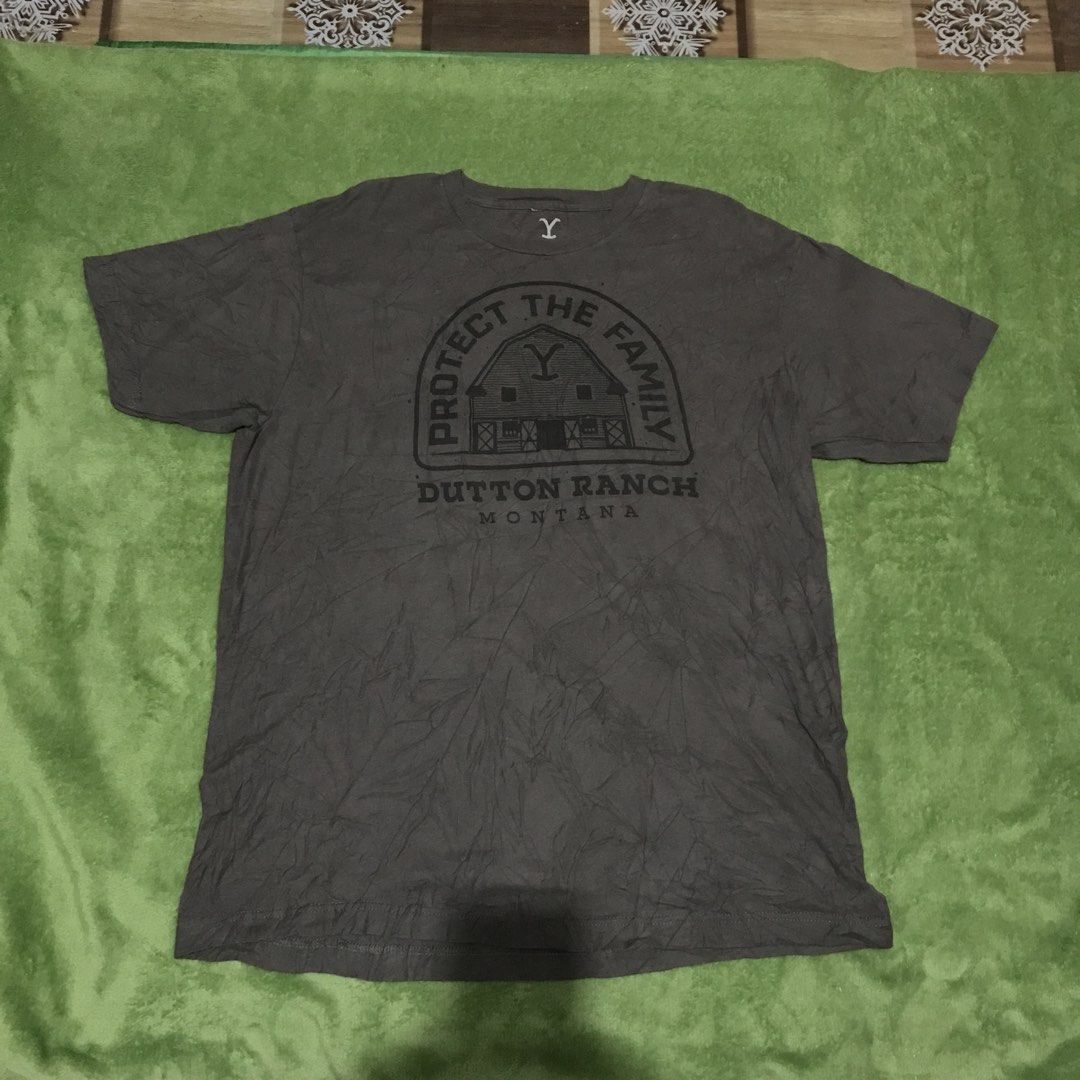 Yellowstone Dutton Ranch Montana T-Shirt (Category: Tshirts & Polo Shirts ) located in Polomolok. Submitted by paollette1214 (Listing ID 1463040138, Image 1). Description: - Official Yellowstone Dutton Ranch Montana logo t-shirt - Made from 100% comfortable cotton - Size Large (L) - Ideal for any fan of the hit TV show Yellowstone.