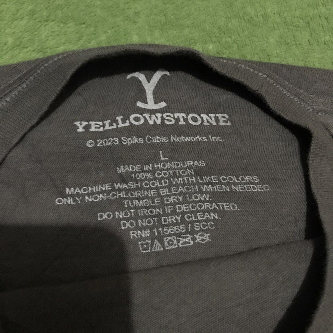 Yellowstone Dutton Ranch Montana T-Shirt (Category: Tshirts & Polo Shirts ) located in Polomolok. Submitted by paollette1214 (Listing ID 1463040138, Image 2). Description: - Official Yellowstone Dutton Ranch Montana logo t-shirt - Made from 100% comfortable cotton - Size Large (L) - Ideal for any fan of the hit TV show Yellowstone.