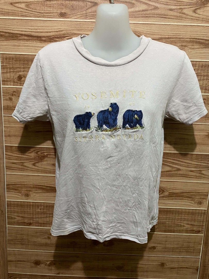 Yosemite Sierra Nevada Bear Embroidered Graphic Tee (Category: Activewear) located in Binan City. Submitted by katespanie (Listing ID 1462947521, Image 1). Description: Medyo visible ang kaunting lukot o wrinkles sa tela dahil sa pagkaka-store, pero madali lang itong ma-iron out o madaanan ng plantsa/steamer. Napakakinis pa ng tela at walang major thinning o tastas sa paligid ng neckline at sleeves. Perfect para sa casual, clean aesthetic o coque