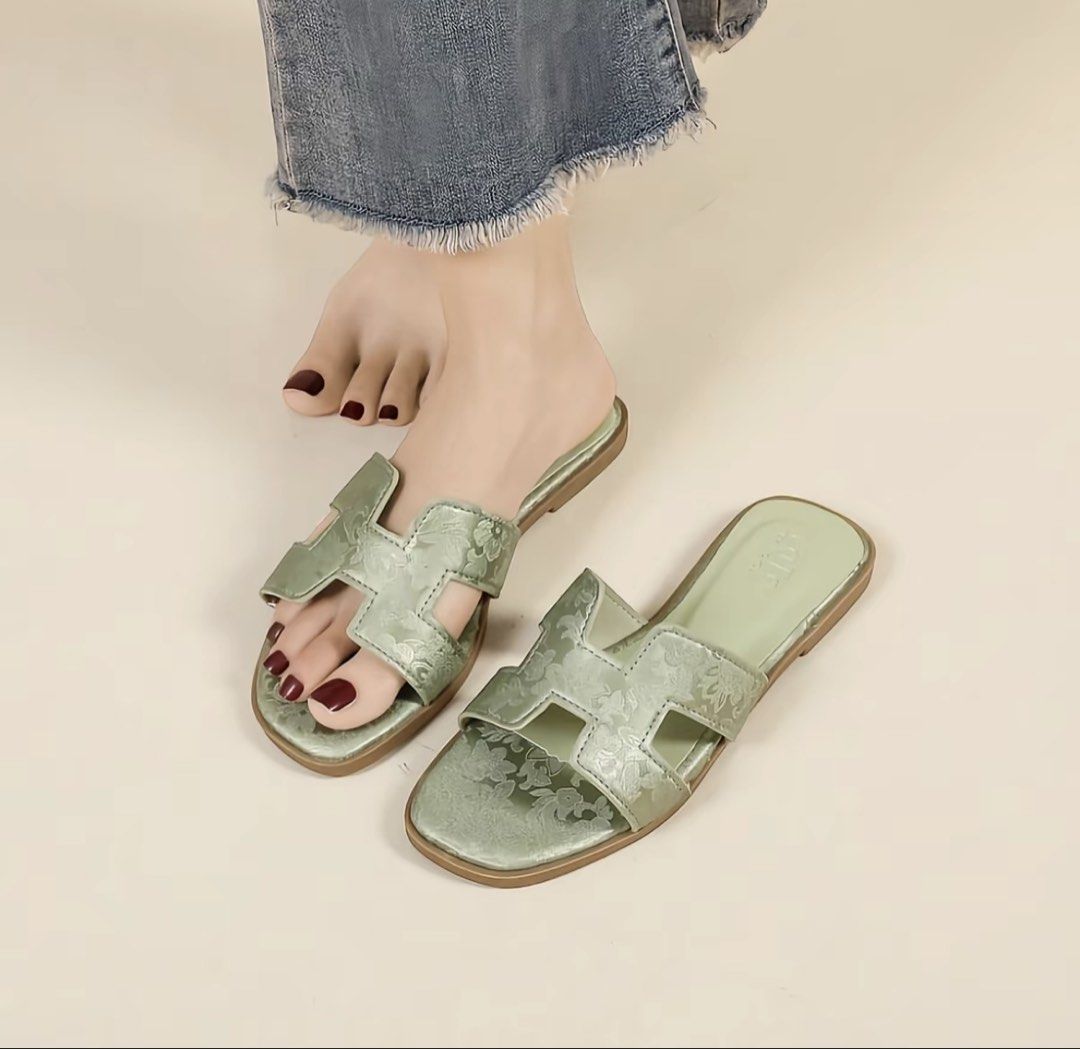 YOTO H-shaped strap slipper (Category: Flats & Sandals) located in Cebu City. Submitted by morenanenya (Listing ID 1462891939, Image 1). Description: Used twice, both on long walks. RFS need funds.