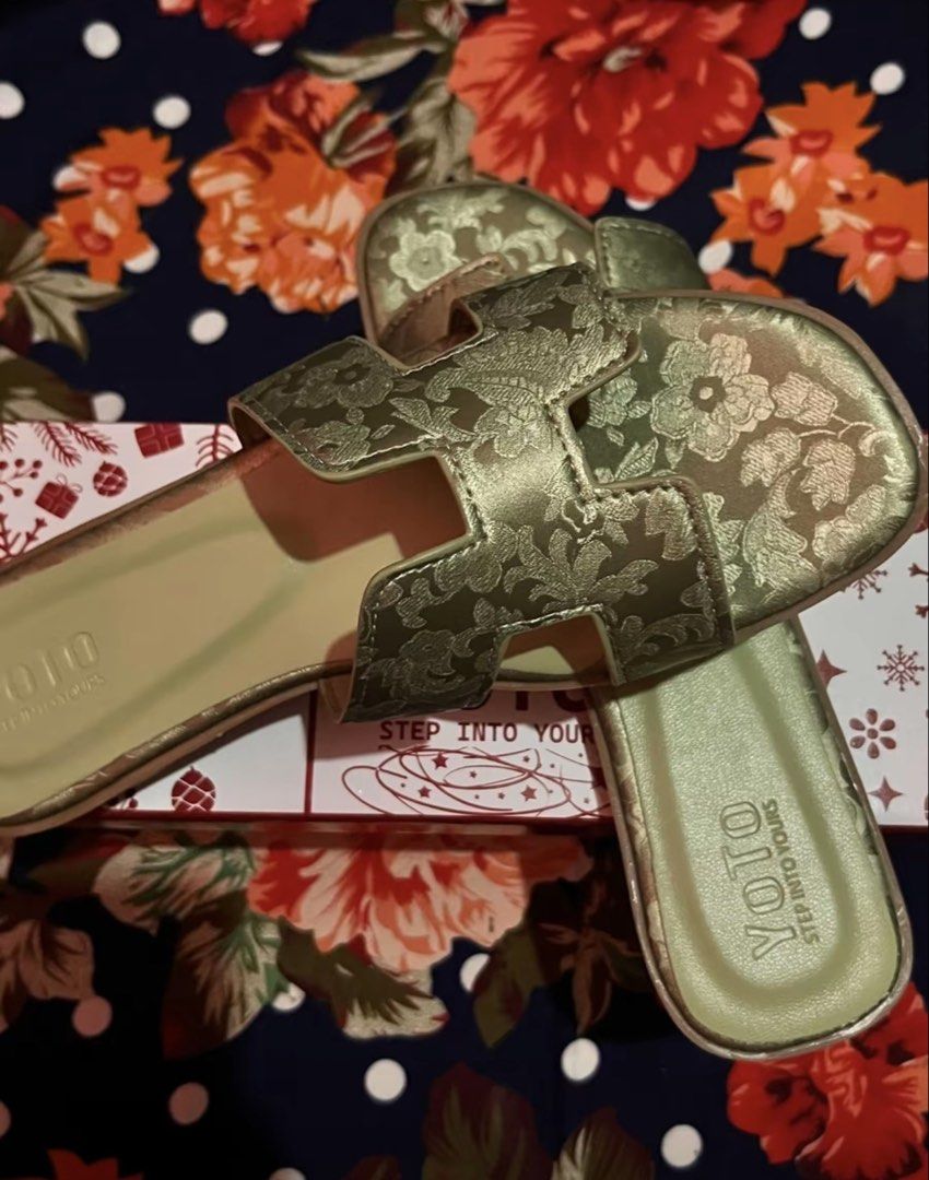YOTO H-shaped strap slipper (Category: Flats & Sandals) located in Cebu City. Submitted by morenanenya (Listing ID 1462891939, Image 2). Description: Used twice, both on long walks. RFS need funds.