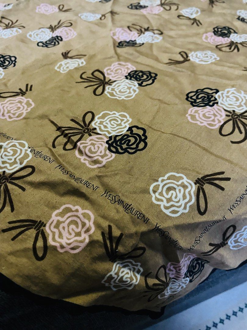 Yves saint laurent scarf (Category: Scarves) located in Caloocan City. Submitted by luxurymurayta888 (Listing ID 1462902463, Image 3). Description: no issue.