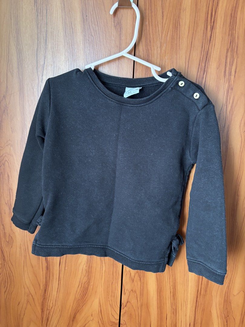 Zara Baby Black Sweatshirt (Category: Babies & Kids Fashion) located in Manila. Submitted by wardrobeinmnl (Listing ID 1463000673, Image 1). Description: - Zara Baby black long-sleeved sweatshirt - Size: 3-4 years - Details: Button closure on shoulder, tie detail on side hem - Material: Soft fabric, comfortable for everyday wear - Origin: Made in Pakistan.