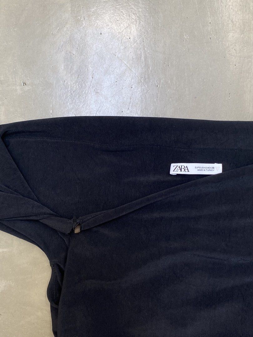 Zara Black Off Shoulder Top (Category: Sleeveless) located in Paranaque City. Submitted by lilybso (Listing ID 1462951951, Image 3). Description: - runs a lil small, can fit xs - has a rip at the seam (look at the photo), so im selling low - barely used though like twice.