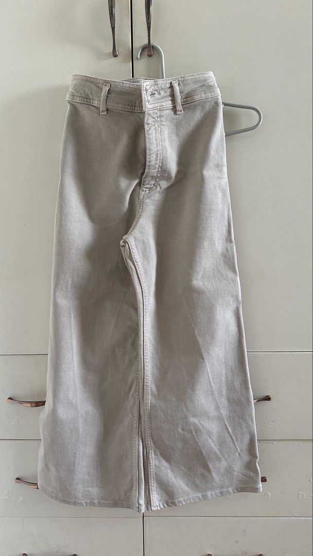 ZARA Cropped Wide Leg Pants (Category: Other Bottoms) located in Las Pinas. Submitted by yana.n (Listing ID 1462951089, Image 1). Description: DECLUTTERING SALE waist: 24-25in height: 4’10 inseam: 24in •can do sdd within metro manila • shipping fee to be shouldered by the buyer • MOP accepted: e-wallet, bank transfer (digital or trad bank) .