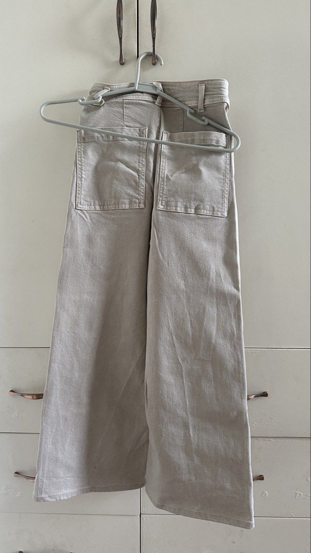 ZARA Cropped Wide Leg Pants (Category: Other Bottoms) located in Las Pinas. Submitted by yana.n (Listing ID 1462951089, Image 2). Description: DECLUTTERING SALE waist: 24-25in height: 4’10 inseam: 24in •can do sdd within metro manila • shipping fee to be shouldered by the buyer • MOP accepted: e-wallet, bank transfer (digital or trad bank) .