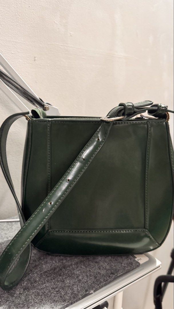 ZARA Dark Green Shoulder bag (Category: Shoulder Bags) located in Makati City. Submitted by forg3d_paradox (Listing ID 1463000683, Image 1). Description: 🌟Preloved 🌟No major defects but shows minor signs of usage 🌟buckle strap is adjustable 🌟made with shiny faux leather. .