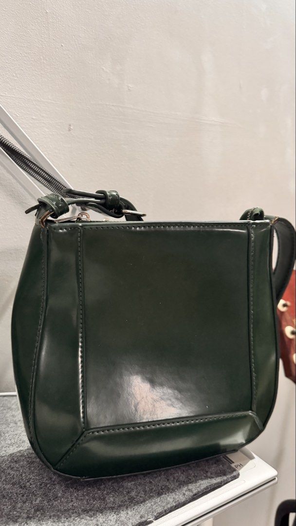ZARA Dark Green Shoulder bag (Category: Shoulder Bags) located in Makati City. Submitted by forg3d_paradox (Listing ID 1463000683, Image 2). Description: 🌟Preloved 🌟No major defects but shows minor signs of usage 🌟buckle strap is adjustable 🌟made with shiny faux leather. .