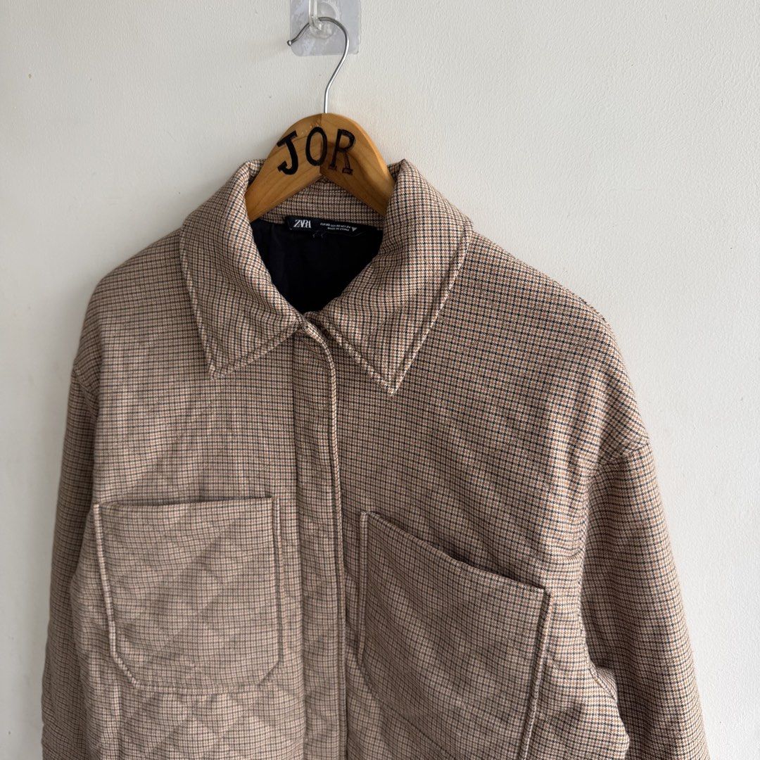 Zara Diamond Quilted Jacket (Category: Coats, Jackets and Outerwear) located in San Fernando. Submitted by jorjorr (Listing ID 1463037279, Image 3). Description: Zara Diamond Quilted Jacket Legit 💯 Xs on tag Unisex 23 width 28 length ( FRONT ) 30 length ( BACK ) Medium to large mens Large to xl womens Excellent to new condition No issue P999.