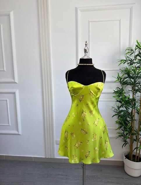 Zara Green Satin Mini Dress (Category: Dresses) located in Manila. Submitted by shobesclosetxx (Listing ID 1463060919, Image 2). Description: Brand new never been used, washed and stored lang Very cute it’s like tinker bell’s dress RFS: Impulse buy, nasa closet lang.