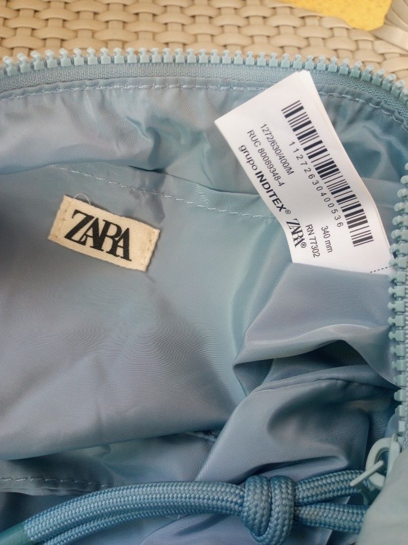Zara Light Blue Puffer Shoulder Bag (Category: Shoulder Bags) located in Liloan. Submitted by dnznoon31 (Listing ID 1462918317, Image 2). Description: - Zara light blue puffer shoulder bag - Ruched strap detail - Zipper closure - Interior pocket - Material: Polyamide - Ideal for everyday use.