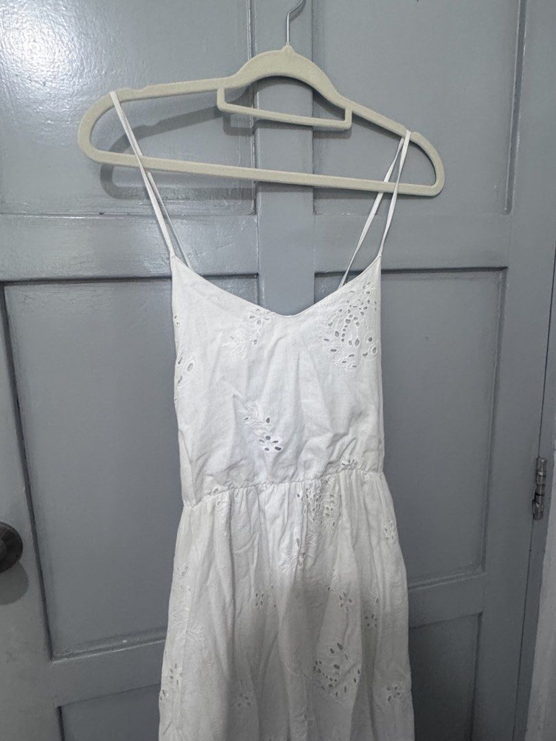 ZARA LINEN EYELET DRESS (Category: Dresses) located in Makati City. Submitted by sassywear.ph (Listing ID 1462936924, Image 2). Description: Xs-small. No flaws/ stains.