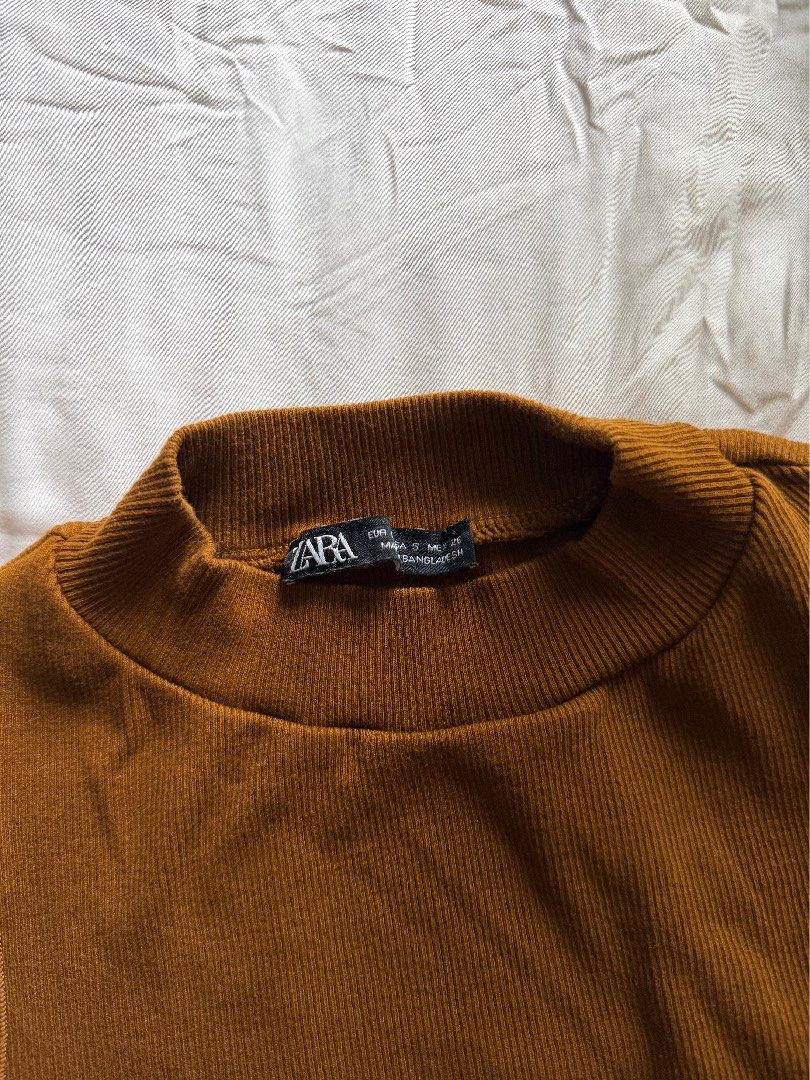 Zara Ribbed Mock Neck Cropped Top (Category: Sleeveless) located in Makati City. Submitted by angelinanicole (Listing ID 1462947789, Image 3). Description: - Brown ribbed top from Zara - Mock neck - Cropped fit.