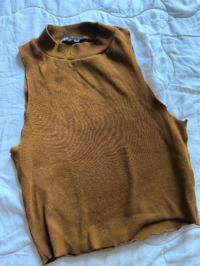Zara Ribbed Mock Neck Cropped Top (Category: Sleeveless) located in Makati City. Submitted by angelinanicole (Listing ID 1462947789, Image 1). Description: - Brown ribbed top from Zara - Mock neck - Cropped fit.