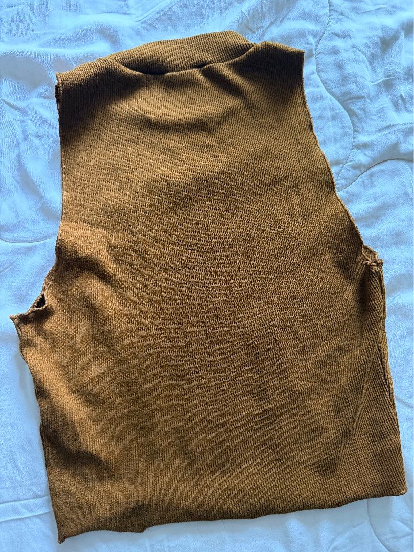 Zara Ribbed Mock Neck Cropped Top (Category: Sleeveless) located in Makati City. Submitted by angelinanicole (Listing ID 1462947789, Image 2). Description: - Brown ribbed top from Zara - Mock neck - Cropped fit.