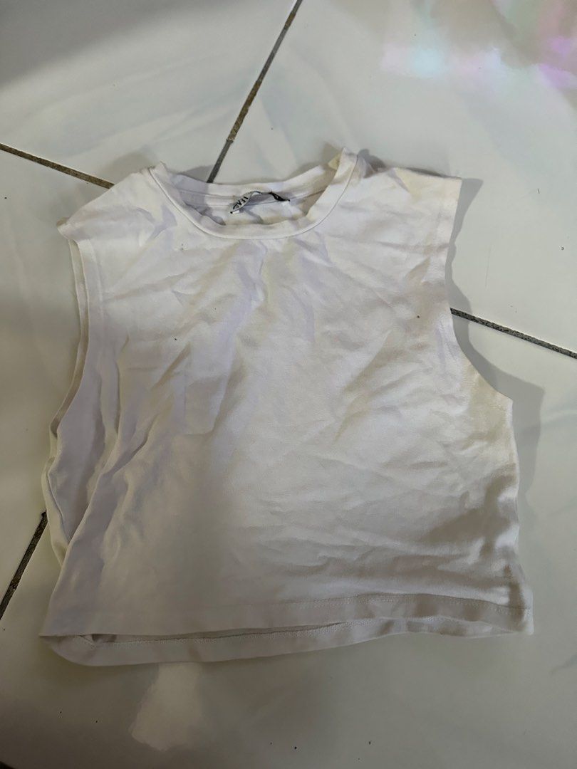 Zara White Sleeveless Cropped Top (Category: Sleeveless) located in Caloocan City. Submitted by triciacab (Listing ID 1462935570, Image 1). Description: - White cropped top from Zara - Sleeveless design - Crew neck - Versatile for layering or wearing on its own - Easy to style with jeans or skirts - Ideal for casual outings.