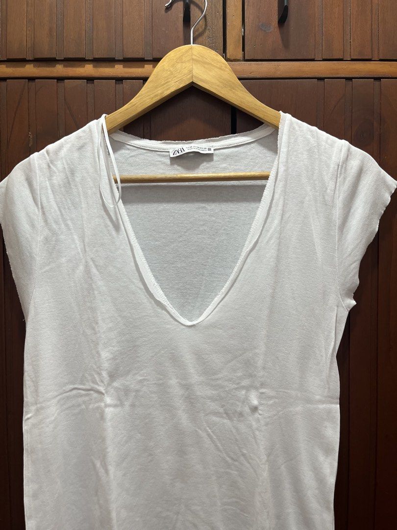 Zara White V-Neck T-Shirt (Category: Shirts) located in Cagayan de Oro. Submitted by prelovederela (Listing ID 1463020545, Image 2). Description: staple tee! yan talaga design nya like new! used once lng huhu!.