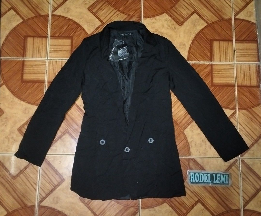 Zara woman blazer (Category: Coats, Jackets and Outerwear) located in Bulacan. Submitted by ryldeal030912 (Listing ID 1463103221, Image 1). Description: new condition small 16" width 27" lenght.