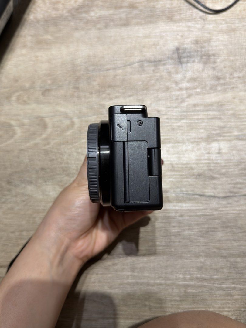 ZV-E10 (Category: Cameras) located in Singapore. Submitted by yellowjellybeans (Listing ID 1463027005, Image 3). Description: good condition, brand new - comes with items in the images - price negotiable .