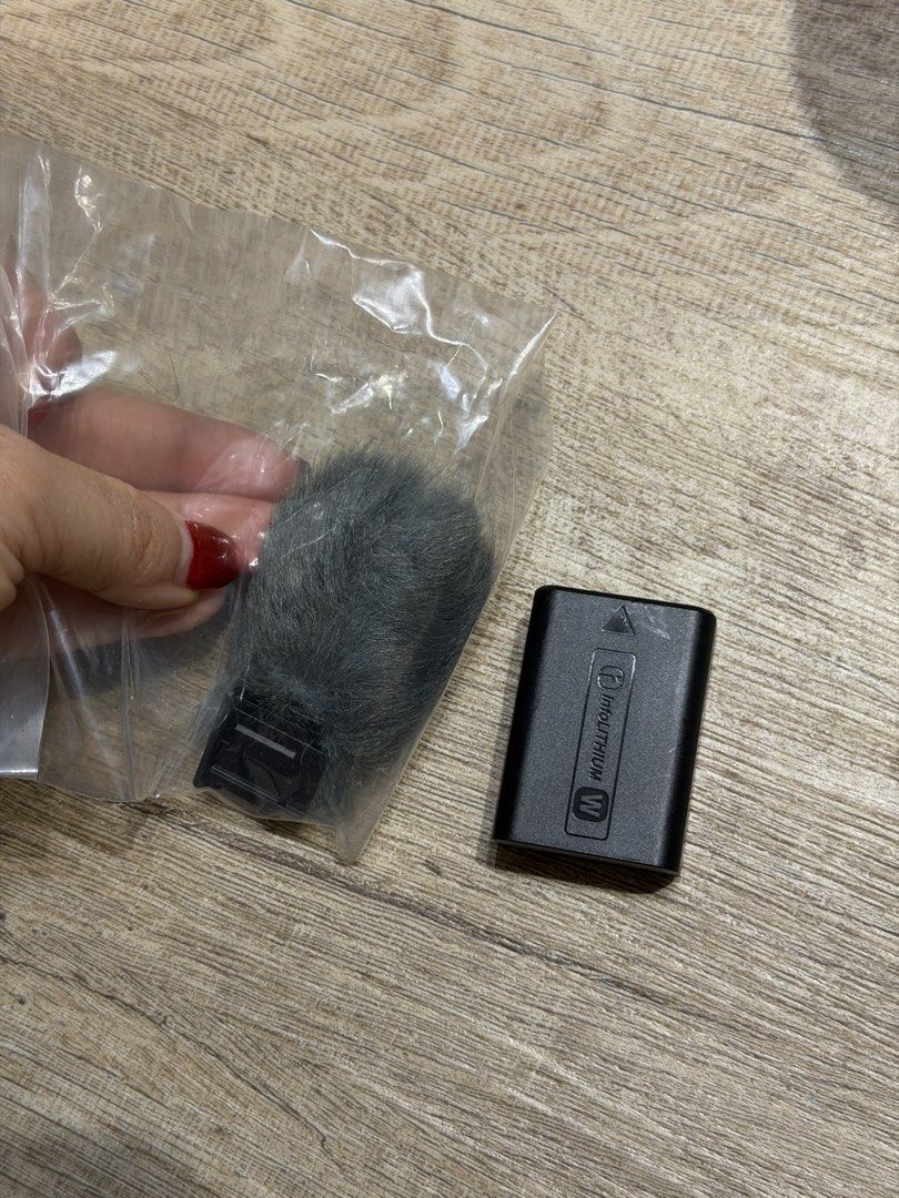 ZV-E10 (Category: Cameras) located in Singapore. Submitted by yellowjellybeans (Listing ID 1463027005, Image 8). Description: good condition, brand new - comes with items in the images - price negotiable .