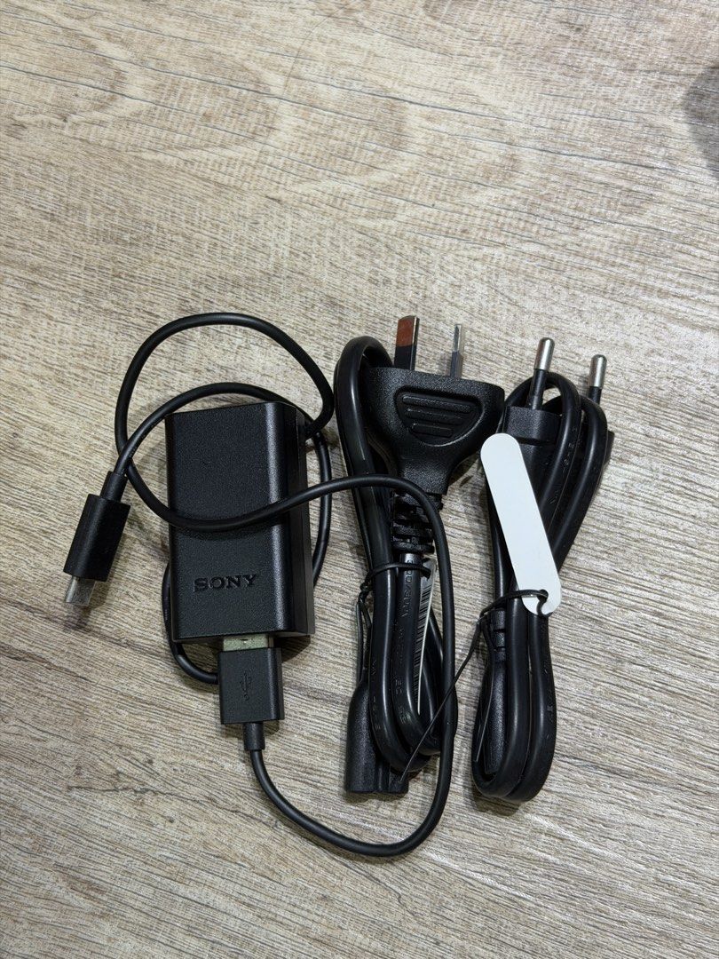 ZV-E10 (Category: Cameras) located in Singapore. Submitted by yellowjellybeans (Listing ID 1463027005, Image 5). Description: good condition, brand new - comes with items in the images - price negotiable .