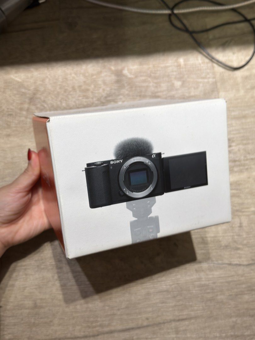 ZV-E10 (Category: Cameras) located in Singapore. Submitted by yellowjellybeans (Listing ID 1463027005, Image 9). Description: good condition, brand new - comes with items in the images - price negotiable .
