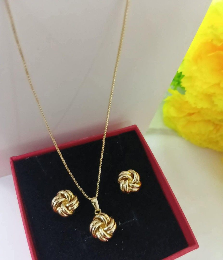 14K Vermeil Gold 2n1 Set (Category: Necklaces) located in Caloocan City. Submitted by cheskhaionlinestore2.0 (Listing ID 1463174305, Image 2). Description: New Collection 🥰 14k GOLD VERMEIL Super Sale ⚡ 2n1 Set ₱950 only📌 What is Vermeil Gold? 14K Vermiel Gold Gold vermeil (pronounced ver-may) is a high-quality type of gold-plated jewelry defined by a sterling silver base metal, a thick gold layer (at least 2.5 microns), and a gold purity of 10