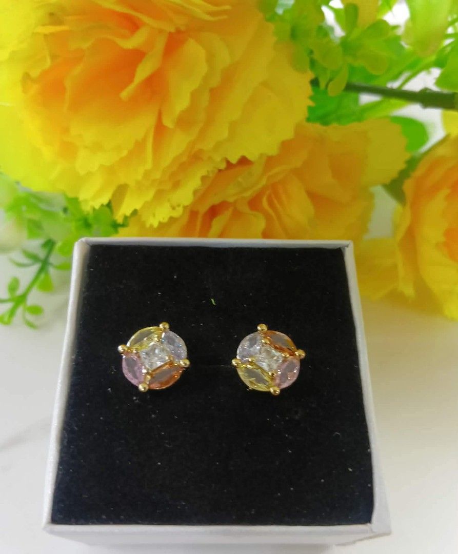 14K Vermeil Gold Stud Earrings (Category: Earrings) located in Caloocan City. Submitted by cheskhaionlinestore2.0 (Listing ID 1463171186, Image 1). Description: New Collection 🥰 14k GOLD VERMEIL Super Sale ⚡ Stud Earrings ₱799 only📌 What is Vermeil Gold? 14K Vermiel Gold Gold vermeil (pronounced ver-may) is a high-quality type of gold-plated jewelry defined by a sterling silver base metal, a thick gold layer (at least 2.5 microns), and a gold p